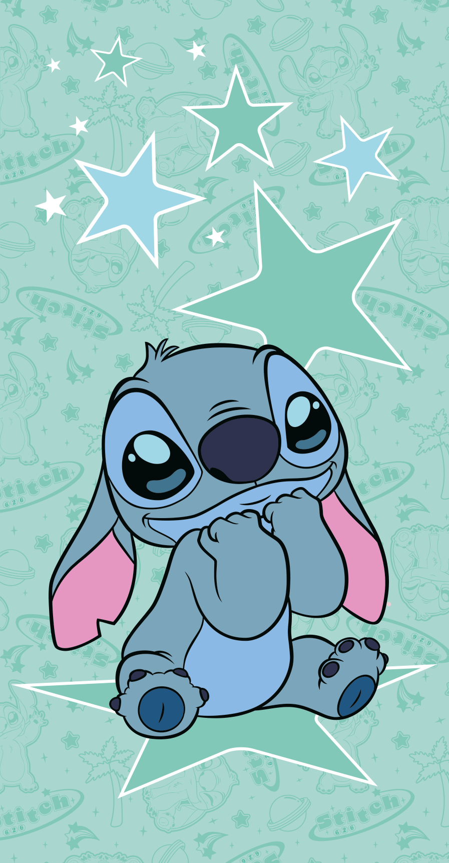 Frontalansicht des Stitch Badetuchs im Nachthimmel-Design. Auf dunkelblauem Hintergrund sitzt der beliebte Disney-Charakter gut gelaunt auf einer gelben Mondsichel unter dem weißen Schriftzug „Stitch“.