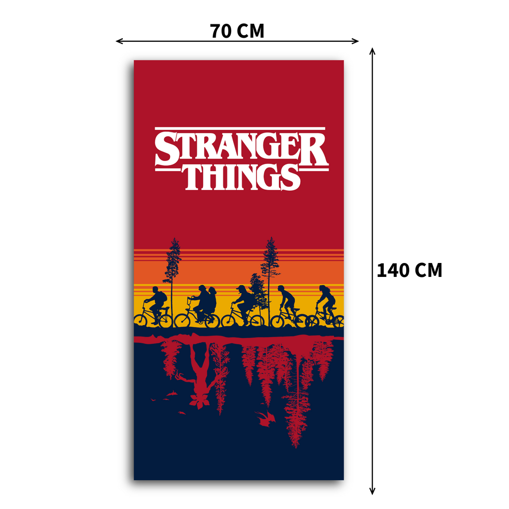 Stranger Things Badetuch mit Maßangaben (70 cm Breite, 140 cm Länge). Das Design zeigt das klassische weiße Serienlogo vor einem dunkelgrauen, dezent gemusterten Hintergrund.