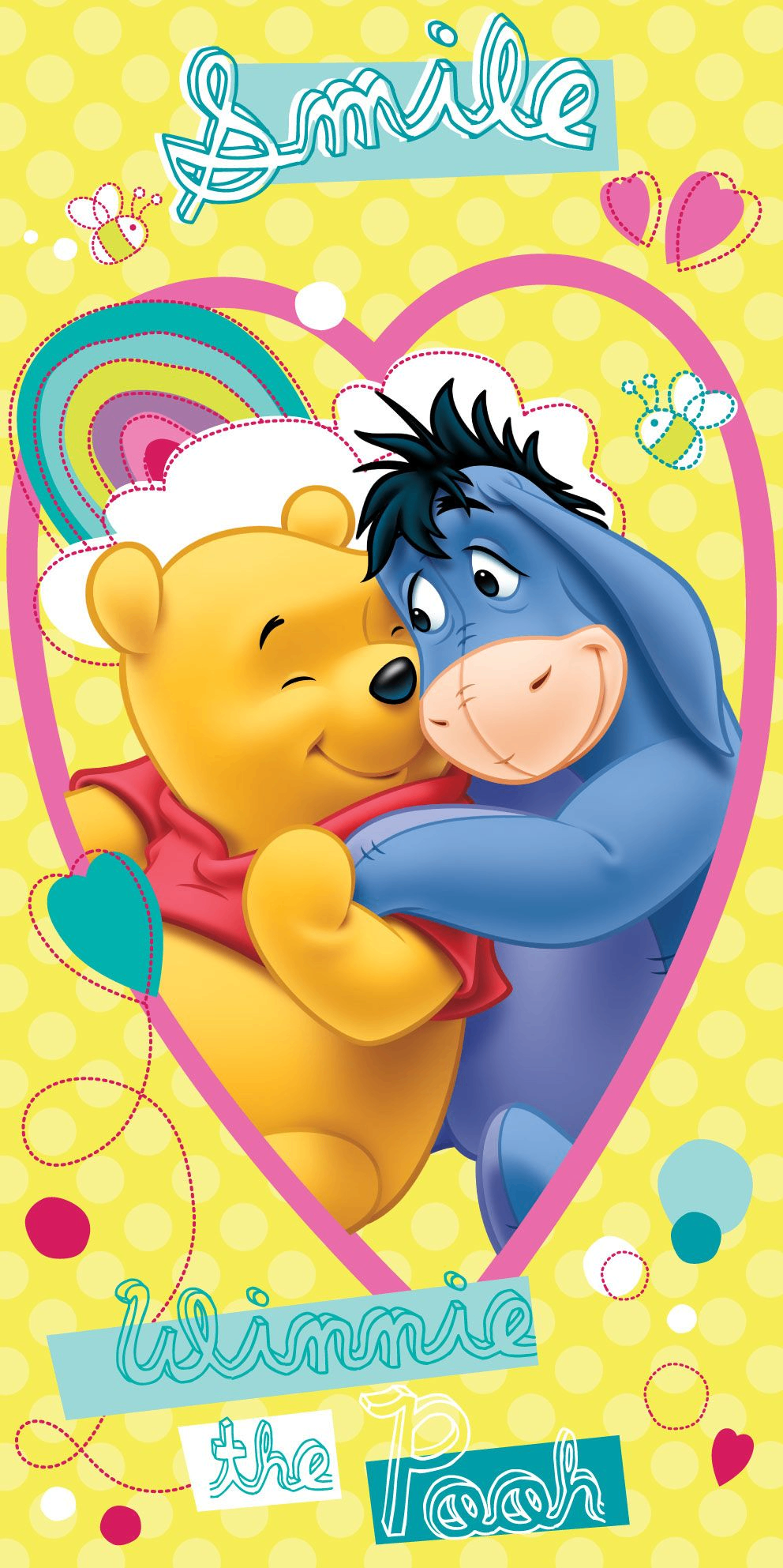 Frontalansicht des Winnie Puuh Badetuchs. Das Motiv zeigt Winnie Puuh und Esel I-Aah Arm in Arm vor einem rosa Herzen und einem Regenbogen auf gelbem Polka-Dot-Hintergrund.