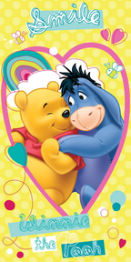 Frontalansicht des Winnie Puuh Badetuchs. Das Motiv zeigt Winnie Puuh und Esel I-Aah Arm in Arm vor einem rosa Herzen und einem Regenbogen auf gelbem Polka-Dot-Hintergrund.