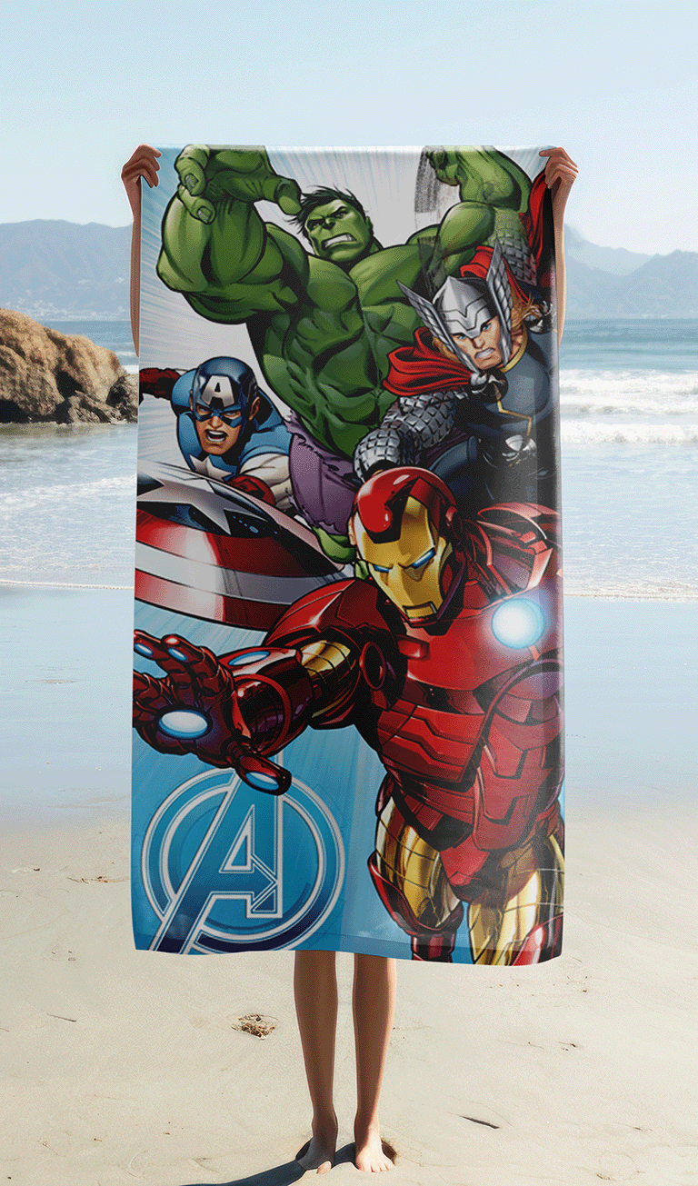 Das Marvel Avengers Strandtuch wird am Sandstrand hochgehalten, sodass das actionreiche Motiv mit den vier Superhelden und dem Avengers-Logo komplett sichtbar ist.