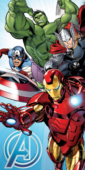 Frontalansicht des Marvel Avengers Badetuchs. Das Design präsentiert die Superhelden Hulk, Iron Man, Captain America und Thor vor einem blauen Hintergrund mit geometrischen Mustern und dem markanten „A“-Logo.