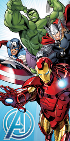 Frontalansicht des Marvel Avengers Badetuchs. Das Design präsentiert die Superhelden Hulk, Iron Man, Captain America und Thor vor einem blauen Hintergrund mit geometrischen Mustern und dem markanten „A“-Logo.