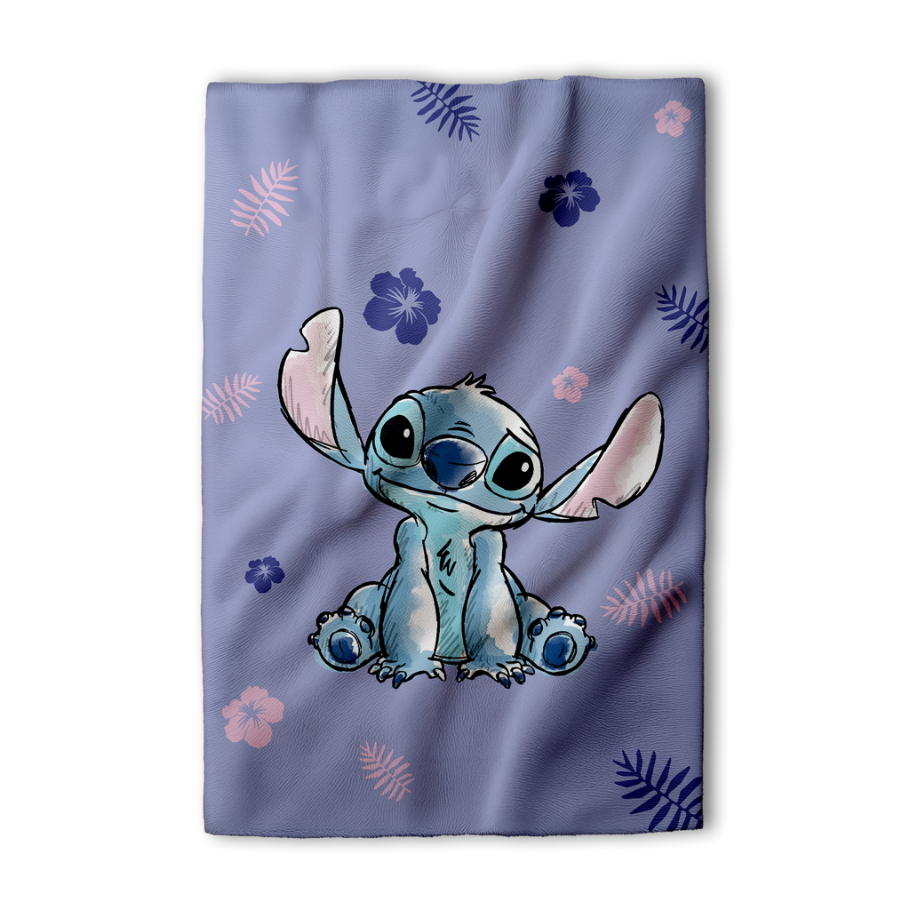 Die lilafarbene Disney Lilo und Stitch Decke liegt flach ausgebreitet auf einer hellen, neutralen Oberfläche. Zu sehen ist das vollständige Allover-Muster aus Palmblättern und Hibiskusblüten mit Stitch im Zentrum.