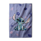 Die lilafarbene Disney Lilo und Stitch Decke liegt flach ausgebreitet auf einer hellen, neutralen Oberfläche. Zu sehen ist das vollständige Allover-Muster aus Palmblättern und Hibiskusblüten mit Stitch im Zentrum.
