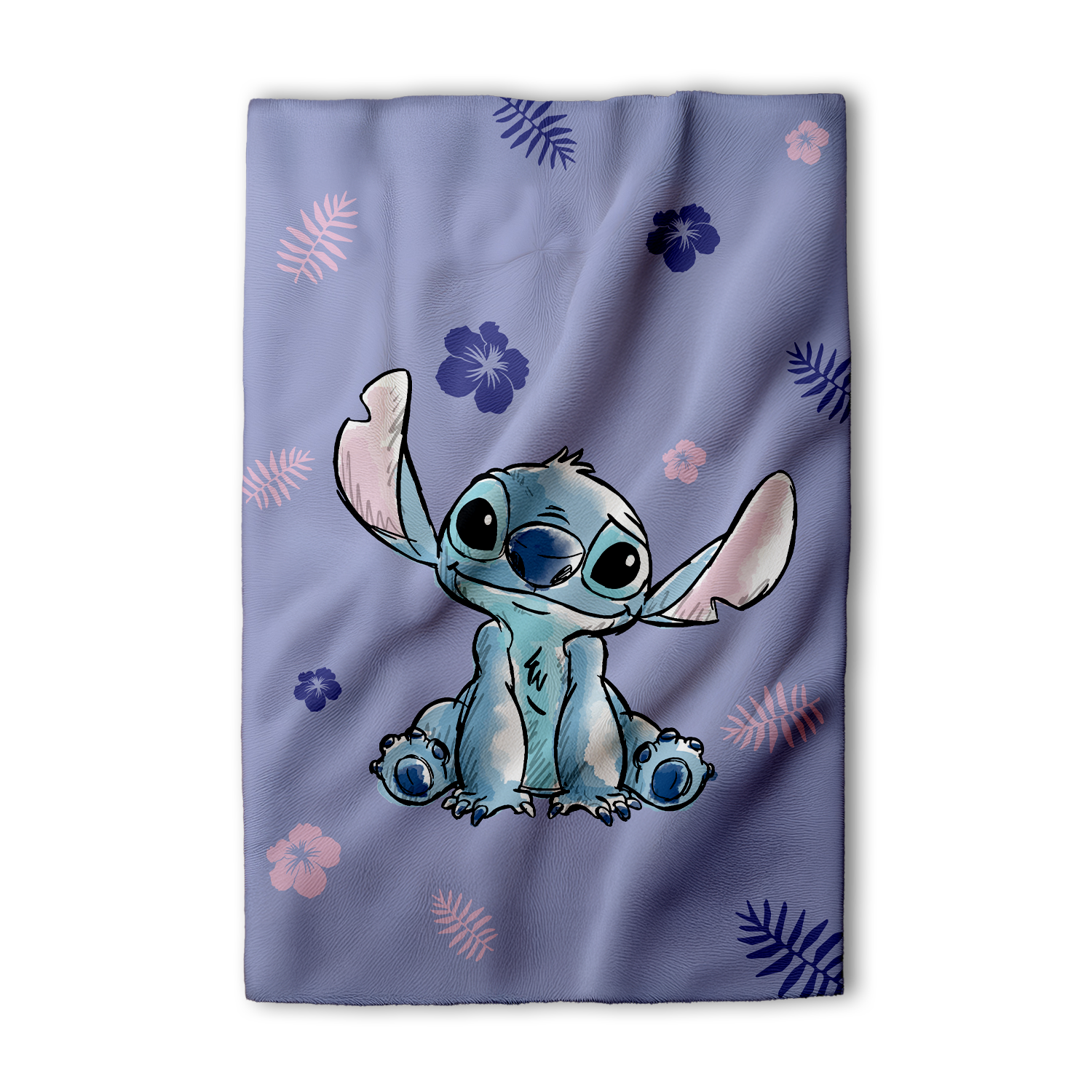 Die lilafarbene Disney Lilo und Stitch Decke liegt flach ausgebreitet auf einer hellen, neutralen Oberfläche. Zu sehen ist das vollständige Allover-Muster aus Palmblättern und Hibiskusblüten mit Stitch im Zentrum.