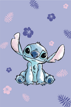 Nahe Frontalansicht der Stitch Decke. Gezeigt wird der detaillierte Druck der blauen Disney-Figur Stitch mit aufgestellten Ohren in sitzender Pose auf dem lilafarbenen Hintergrund mit zarten Pastelltönen.