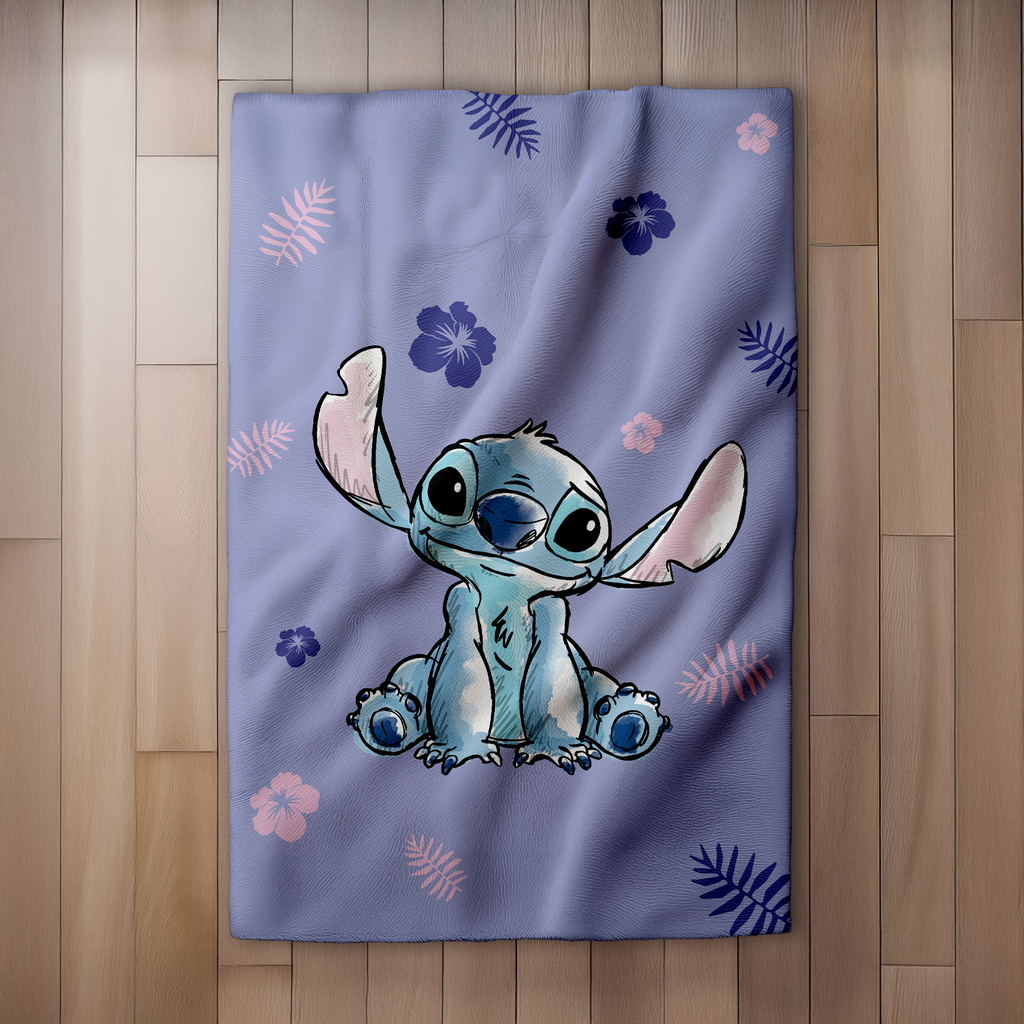 Studioaufnahme der flach ausgelegten Stitch Wohndecke, die das gesamte, farbenfrohe Motiv mit dem lächelnden Disney-Alien inmitten von hawaiianischen Pflanzenmustern in voller Größe präsentiert.