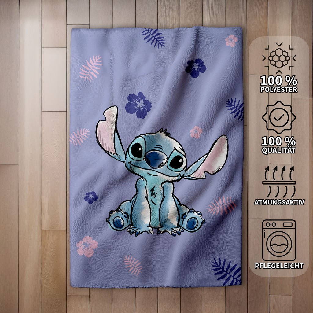 Detailansicht der Stitch Mikroflanell-Kuscheldecke mit seitlichen Infografiken und runden Symbolen, welche die weiche Premium-Qualität und die Pflegehinweise maschinenwaschbar und trocknergeeignet hervorheben.