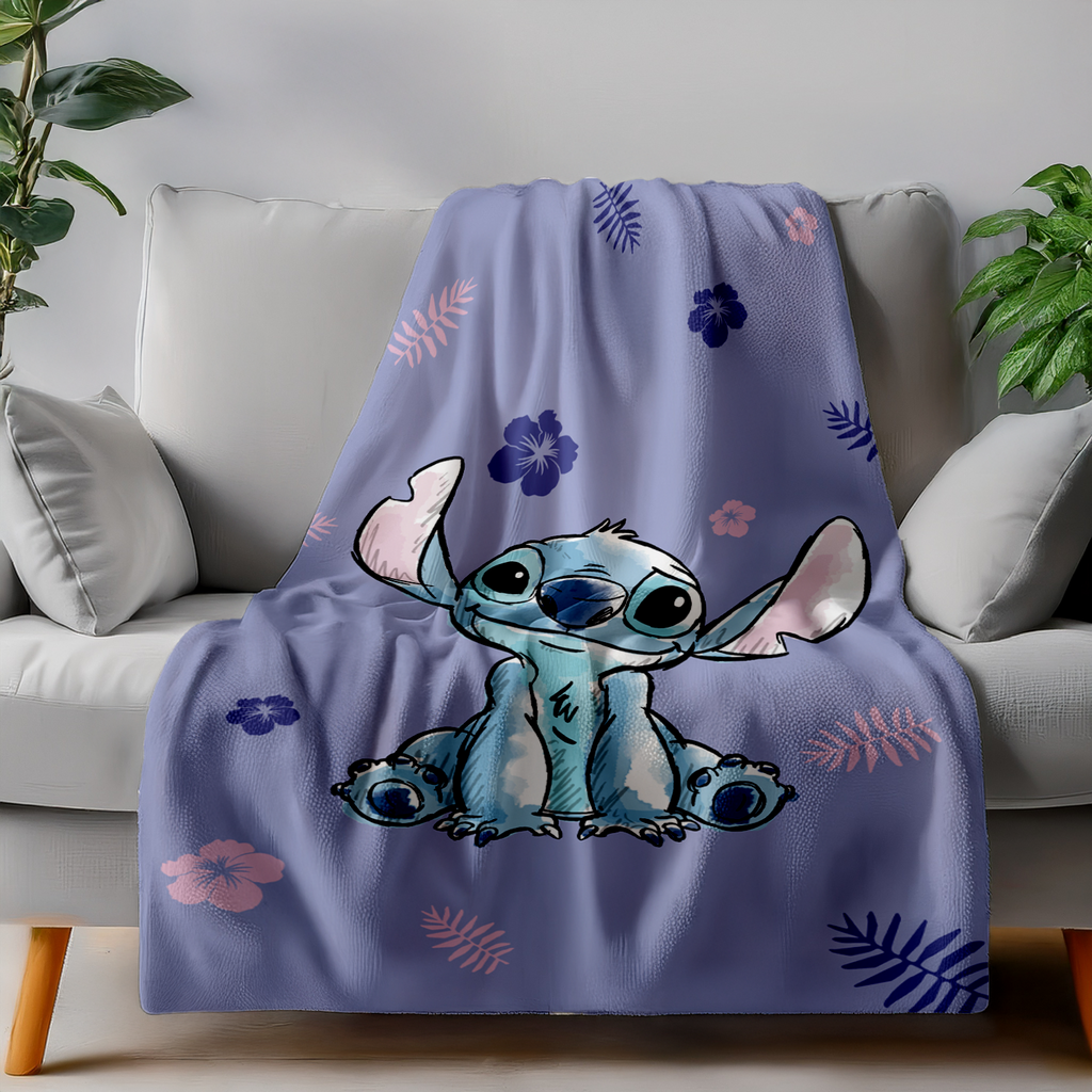 Die lizensierte Disney Lilo und Stitch Kuscheldecke ist dekorativ und einladend über die Rückenlehne eines modernen, grauen Sofas im Wohnzimmer drapiert.