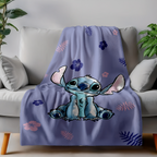 Die lizensierte Disney Lilo und Stitch Kuscheldecke ist dekorativ und einladend über die Rückenlehne eines modernen, grauen Sofas im Wohnzimmer drapiert.