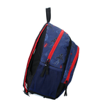 Seitenansicht des Spider-Man Rucksacks mit den Maßen 35 x 27 x 18 cm. Zu sehen sind die dunkelblauen Seitenwände mit hellblauen, netzartigen Linien, die Reißverschlüsse sowie die elastische Netztasche auf der rechten Seite.