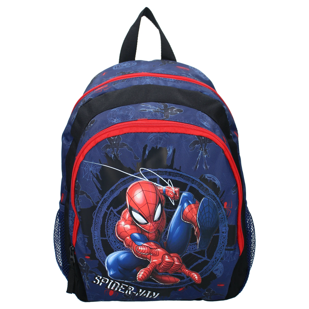 Blauer Marvel Spider-Man Kinderrucksack mit großem Action-Motiv von Spiderman in dynamischer Kampfpose auf der Vorderseite, roten Reißverschlüssen und seitlichen Netztaschen