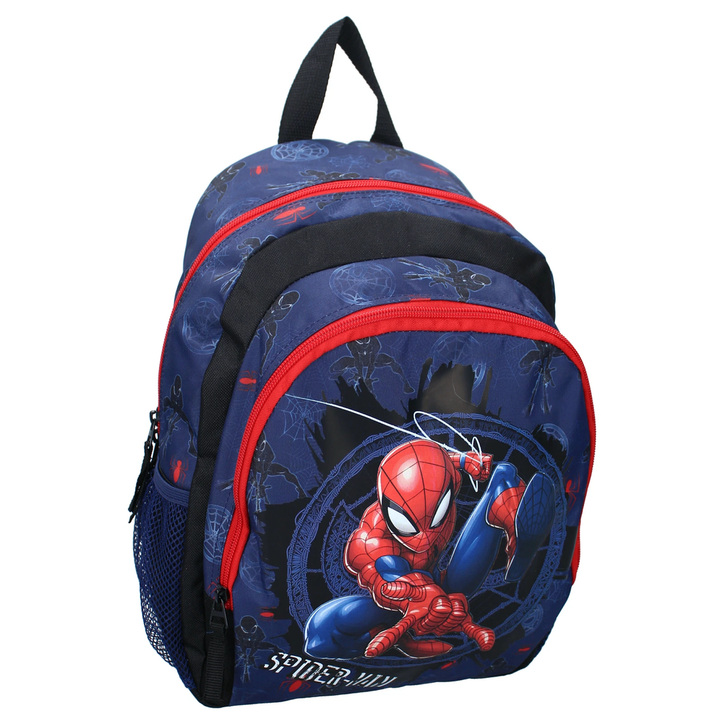 Eine schräge Perspektiven-Ansicht von vorne rechts auf den Spider-Man Rucksack, die das geräumige Hauptfach, die aufgesetzte Reißverschlusstasche vorne und die seitliche Netztasche optimal präsentiert.