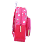 Seitenansicht des pinken Hello Kitty Rucksacks mit Fokus auf das durchgehende Allover-Muster, die Reißverschlüsse mit goldfarbenen Laschen und das tiefe Profil der Taschen.