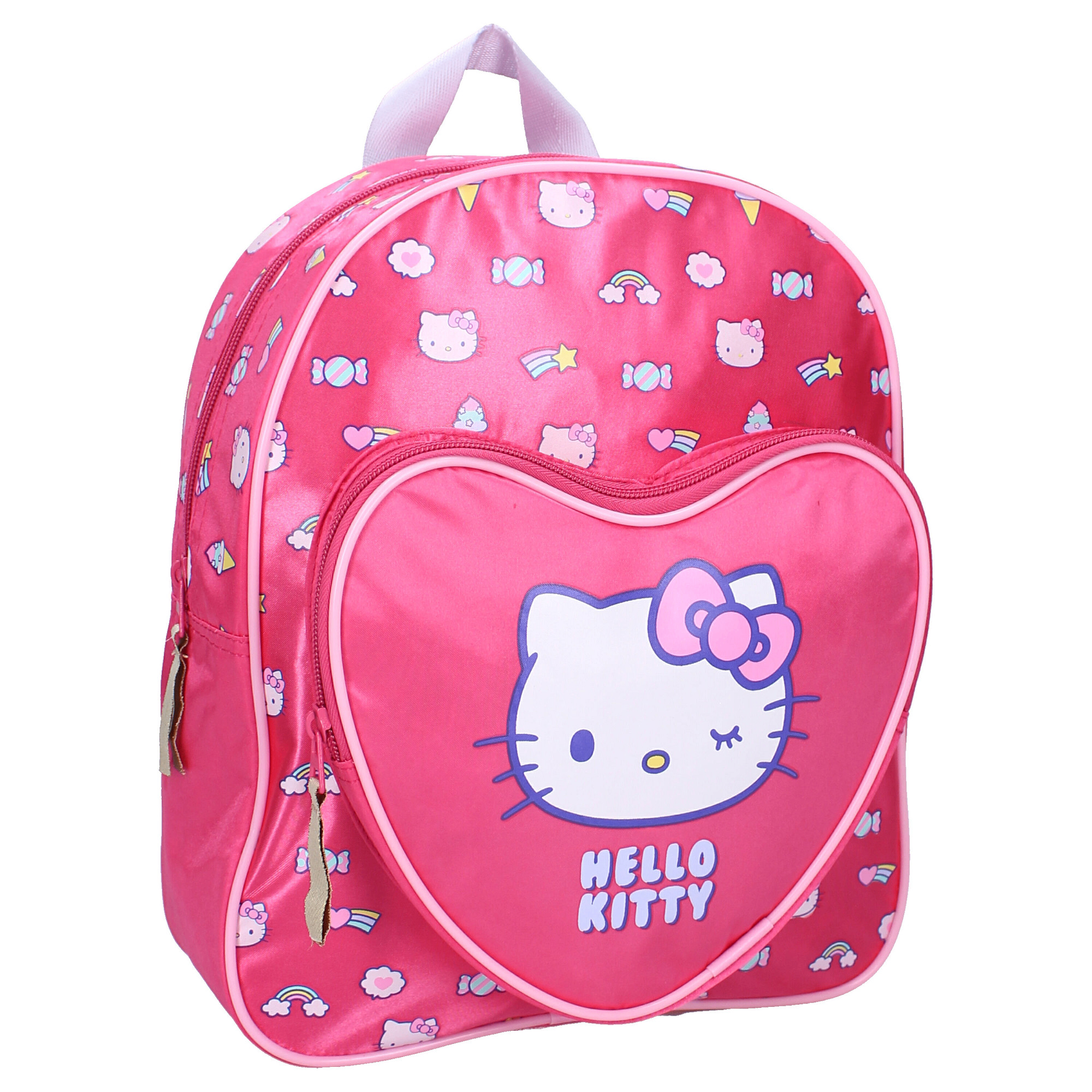 Schräge Ansicht des pinken Hello Kitty Kinderrucksacks zeigt die geräumige Haupttasche und die aufgesetzte, herzförmige Fronttasche mit Reißverschluss sowie das verspielte Allover-Design.