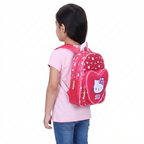 Hello Kitty Rucksack mit Vorderfach Kinderrucksack verstellbare Träger auf dem Rücken eines Mädchens.