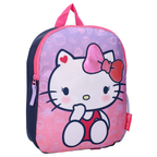 Leicht seitliche Frontansicht eines pink‑lila Kinder‑Rucksacks mit großer Hello Kitty, rotem Outfit, pinker Schleife, Herz, pinkem Reißverschluss und rotem „Hello Kitty“-Label.