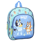 Frontansicht eines türkis‑blauen Bluey‑Rucksacks mit Bluey und Bingo, weißem Logo, Muster rundum und gelben Zippern.