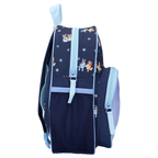 Seitenansicht eines dunkelblau‑hellblauen Kinder‑Rucksacks mit zwei Fächern, hellblauen Zippern, Hunde‑Comicmuster und Mesh‑Seitentasche.