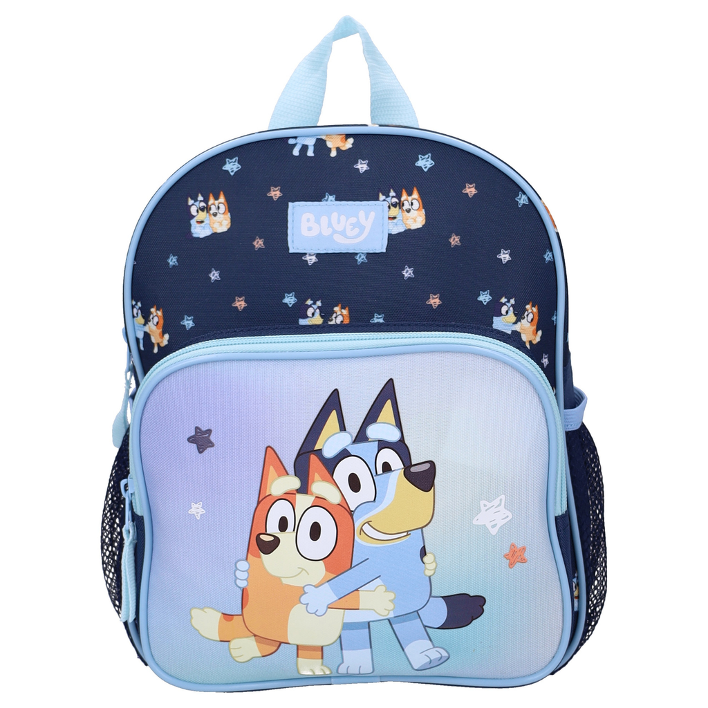 Frontansicht eines dunkelblauen Bluey‑Rucksacks mit Bluey und Bingo, Sternmustern, hellblauem Griff und Mesh‑Taschen.