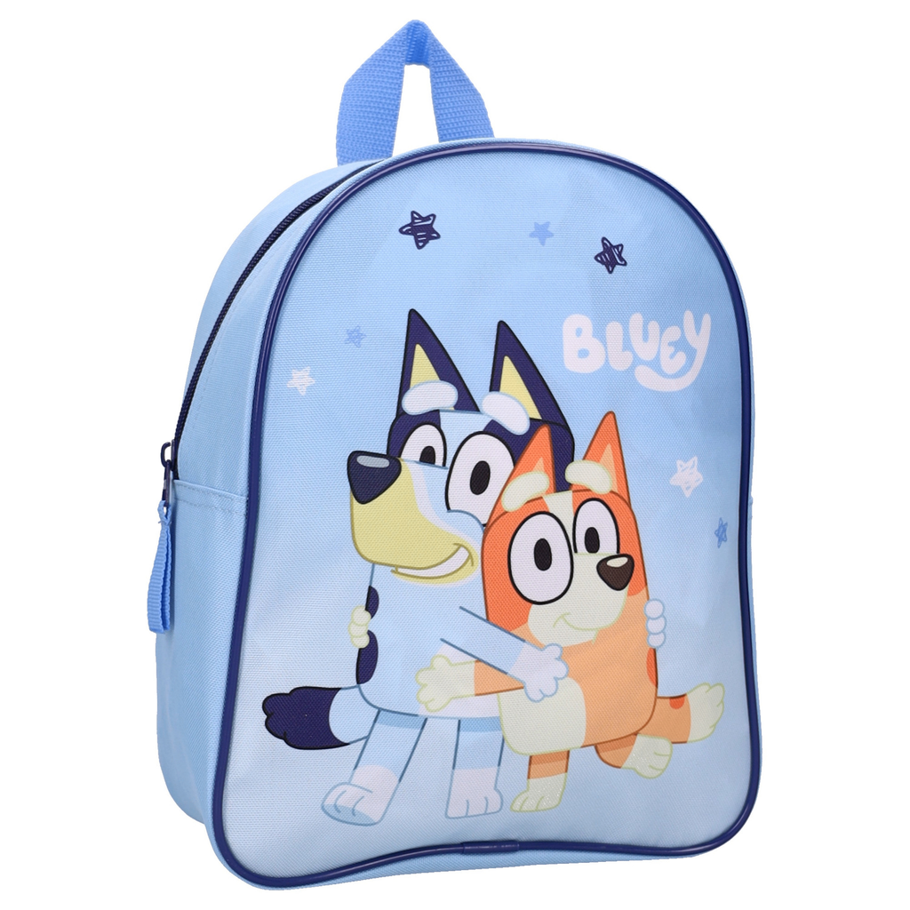 Frontansicht eines hellblauen Bluey‑Rucksacks mit Bluey und Bingo, Sternmustern, weißem Bluey‑Logo, blauem Griff und dunkler Kante.