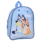 Frontansicht eines hellblauen Bluey‑Rucksacks mit Bluey und Bingo, Sternmustern, weißem Bluey‑Logo, blauem Griff und dunkler Kante.