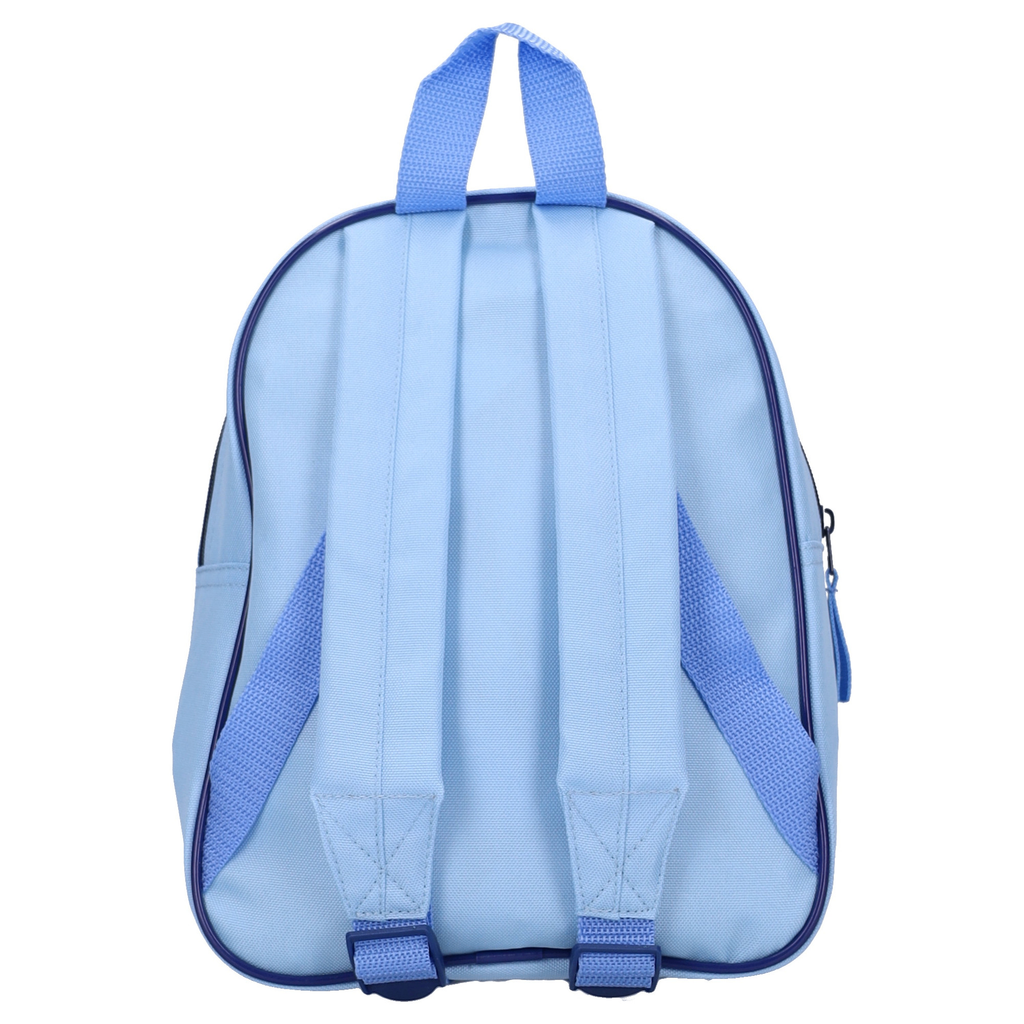 Rückansicht eines hellblauen Rucksacks mit verstärkten Trägern, Tragegriff und dunkelblauen Seitenakzenten. Sichtbarer seitlicher Zipper.