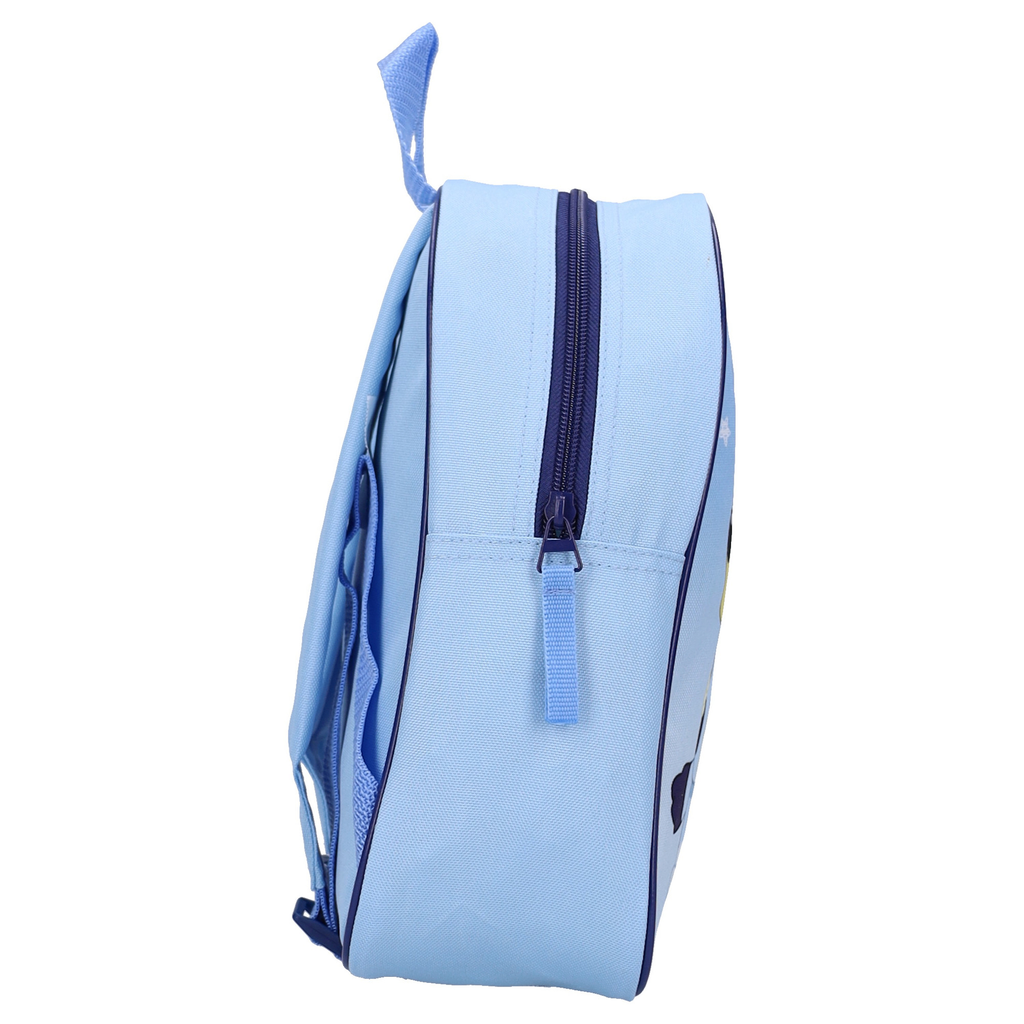 Seitenansicht eines hellblauen Rucksacks mit dunkelblauem Zipper, Mesh‑Seitentasche und Aufhängeschlaufe. Schlanke, einfache Form.