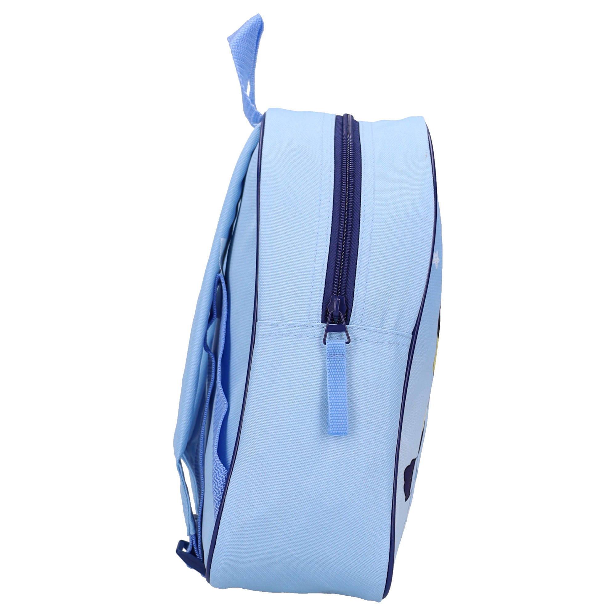Seitenansicht eines hellblauen Rucksacks mit dunkelblauem Zipper, Mesh‑Seitentasche und Aufhängeschlaufe. Schlanke, einfache Form.
