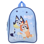 Frontansicht eines hellblauen Bluey‑Rucksacks mit Bluey und Bingo, Stern‑ und Flugzeugmotiven, blauem Griff und blauem Zipper.