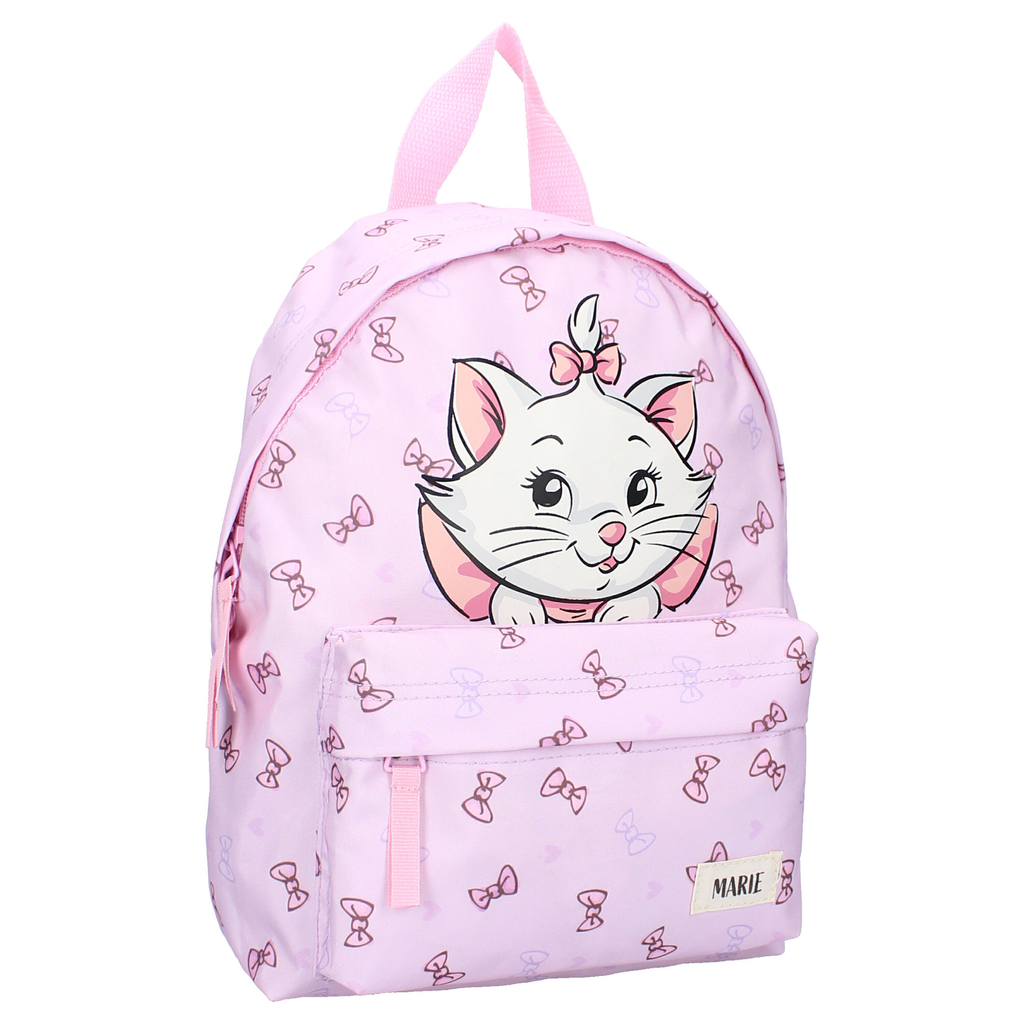 Frontansicht eines rosa Marie‑Rucksacks mit großem Marie‑Gesicht, Schleifenmuster, Fronttasche und pinkem Griff.