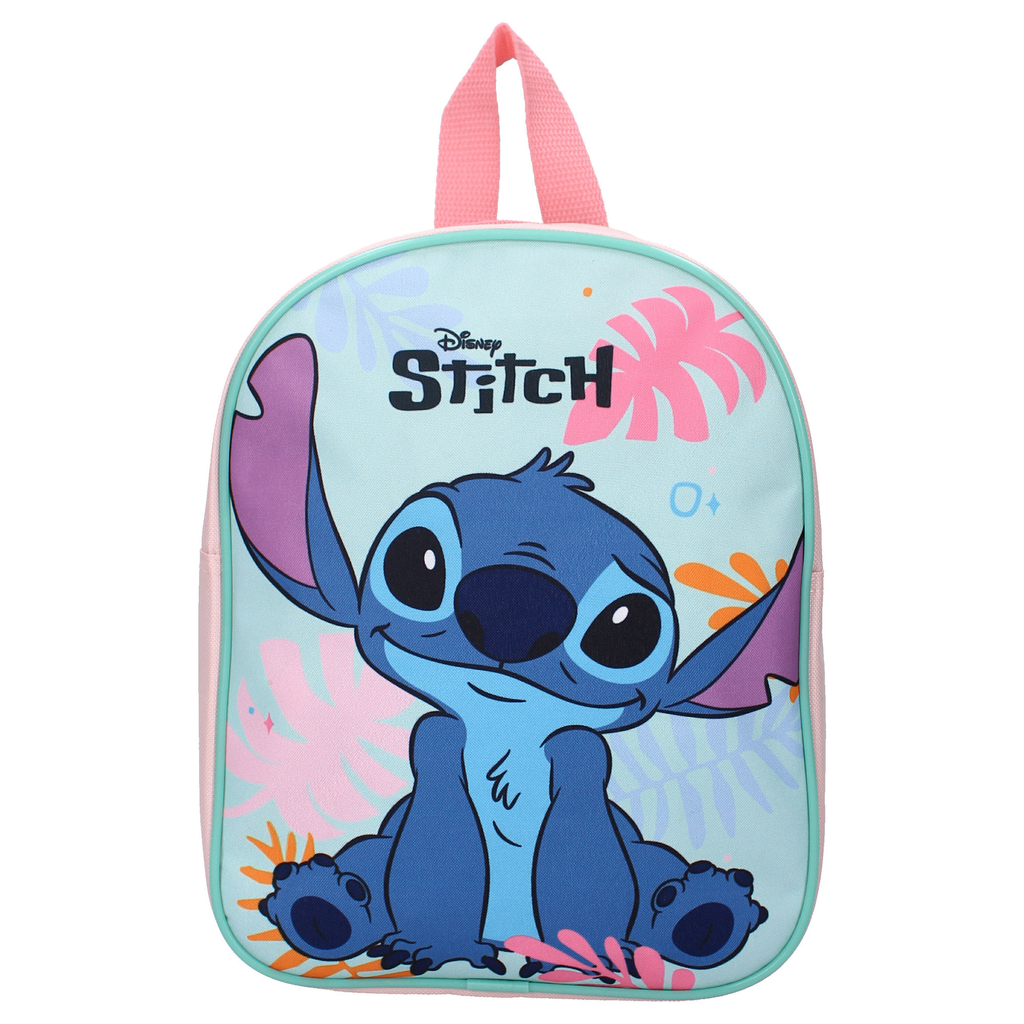 Frontansicht eines rosa‑blauen Stitch‑Rucksacks mit großem Stitch‑Motiv, tropischen Mustern, pinkem Griff und pastellfarbenem Hintergrund.