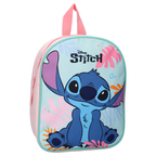 Frontansicht eines Stitch‑Rucksacks mit hellblauer Front, pinken Seiten, tropischen Blättern, mintgrüner Kante und „Disney Stitch“-Schriftzug.
