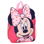 Frontansicht eines rosa Minnie‑Rucksacks mit großem Motiv, Herzschleife, dunklen Ohren und seitlicher Mesh‑Tasche.