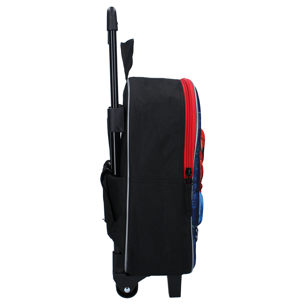 Seitenansicht des Spider-Man Trolley-Rucksacks mit Fokus auf das schwarze Hauptfach, den passenden schwarzen Reißverschluss, die stabilen Standfüße sowie das Gestänge des ausziehbaren Griffs.