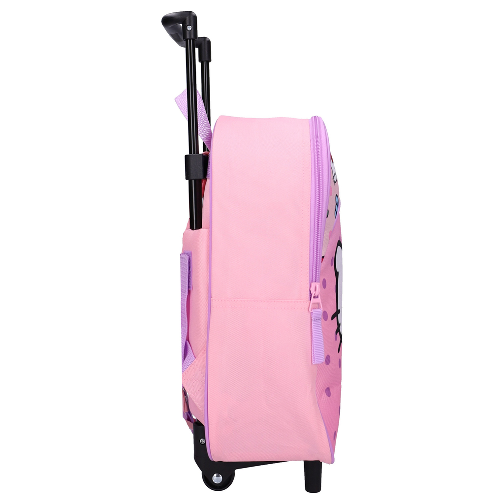 Seitenansicht des rosa Kinder-Trolleys mit lila Reißverschluss, der die Tiefe von 11 cm zeigt, sowie der seitlichen Halterung des schwarzen Teleskopgriffs und den Rollen am Boden.