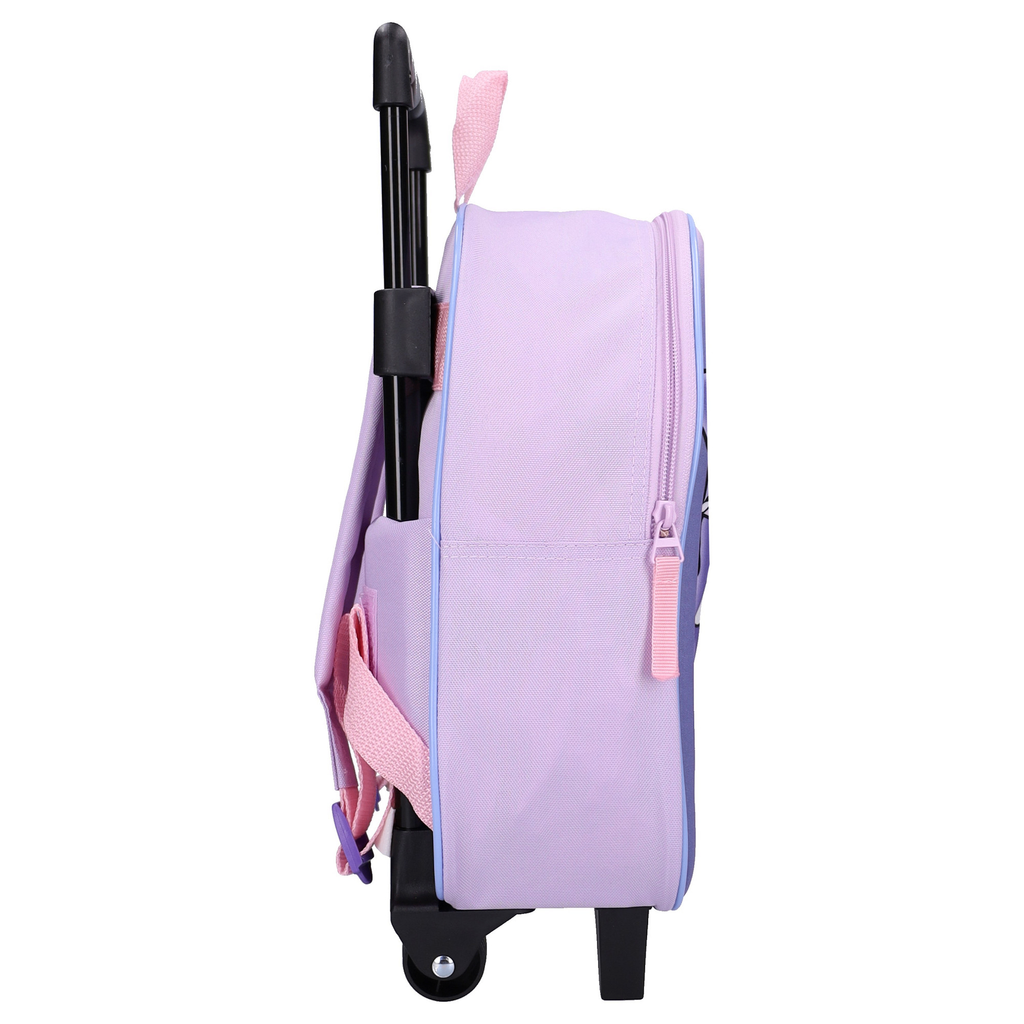 Seitenansicht des fliederfarbenen Kinder-Trolleys Kuromi mit rosa Reißverschluss, der die Tiefe von 11 cm zeigt, sowie der schwarzen Teleskopstange und den Rollen am Boden.