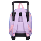 Rückseite des fliederfarbenen Kuromi Kinder-Rucksacks mit montiertem schwarzen Trolley-Gestell, ausziehbarem Teleskopgriff, zwei lilafarbenen Schultergurten und rosa Riemen.