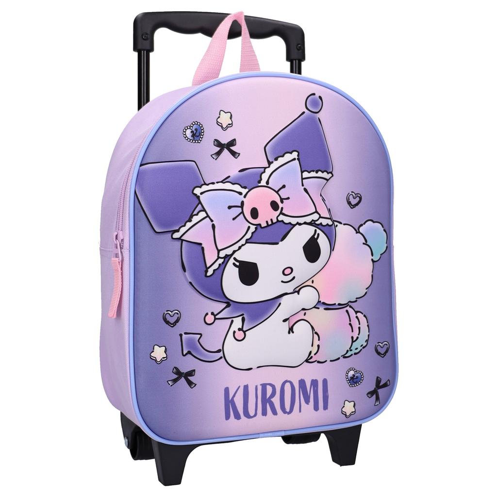 Schräge Vorderansicht des lilafarbenen Kuromi 3D Kinder-Trolleys Bold Babes mit ausgezogenem schwarzen Griff, der die formstabile Vorderseite und die schwarzen Standfüße zeigt.