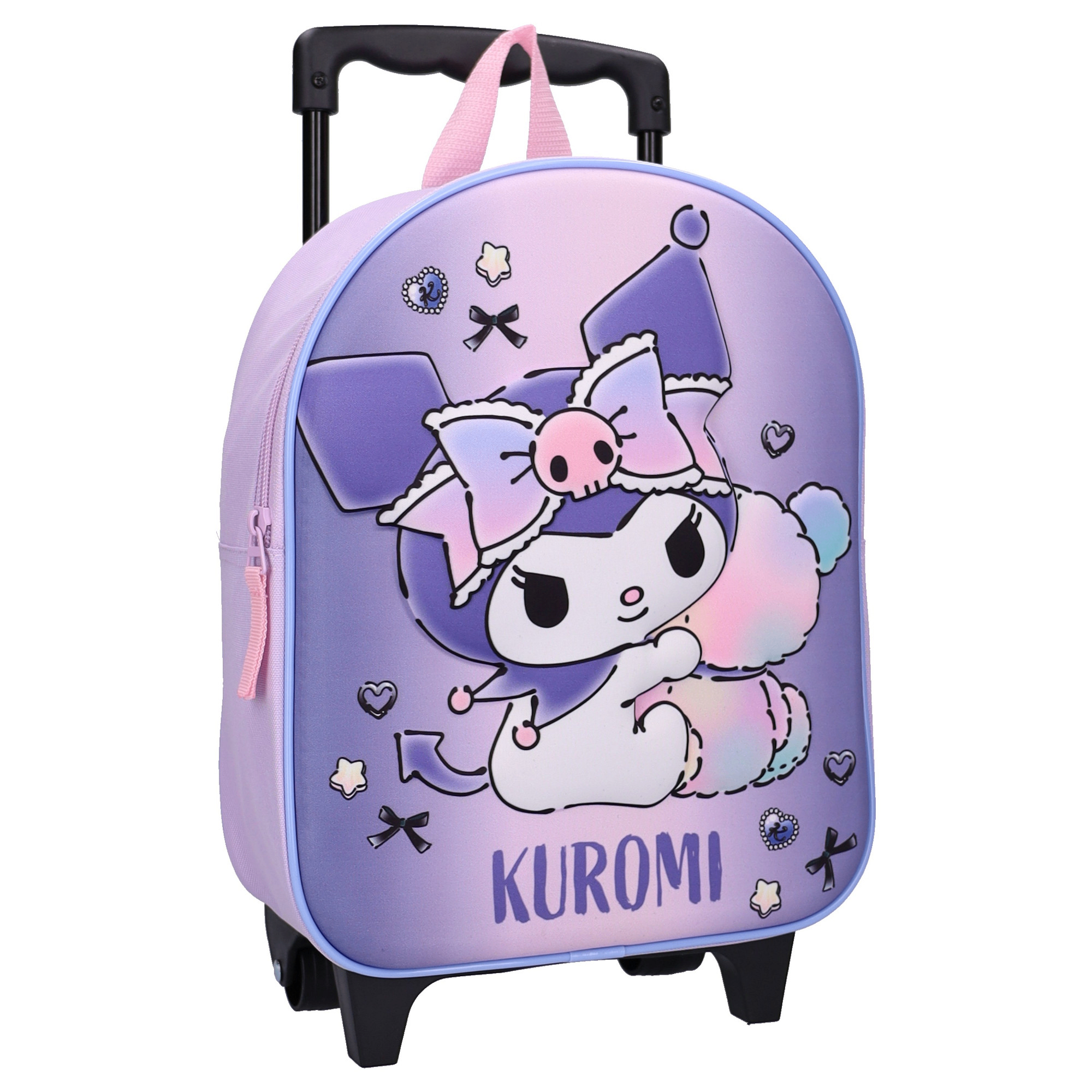 Schräge Vorderansicht des lilafarbenen Kuromi 3D Kinder-Trolleys Bold Babes mit ausgezogenem schwarzen Griff, der die formstabile Vorderseite und die schwarzen Standfüße zeigt.