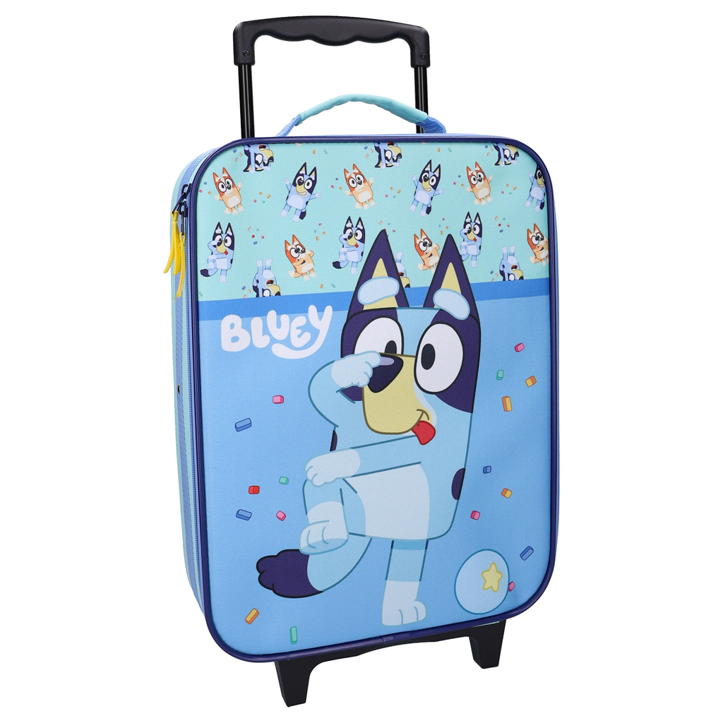 Schräge Vorderansicht des blauen Bluey Kinder-Reisekoffers mit ausgezogenem schwarzen Griff, der das große Hauptfach und die stabilen Standfüße zeigt.