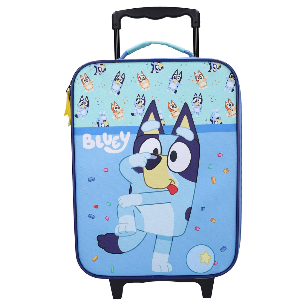 Vorderansicht des blauen Bluey Kinder-Trolleykoffers Made To Roll mit einem großen Bluey-Motiv, buntem Konfetti und dem Schriftzug BLUEY.