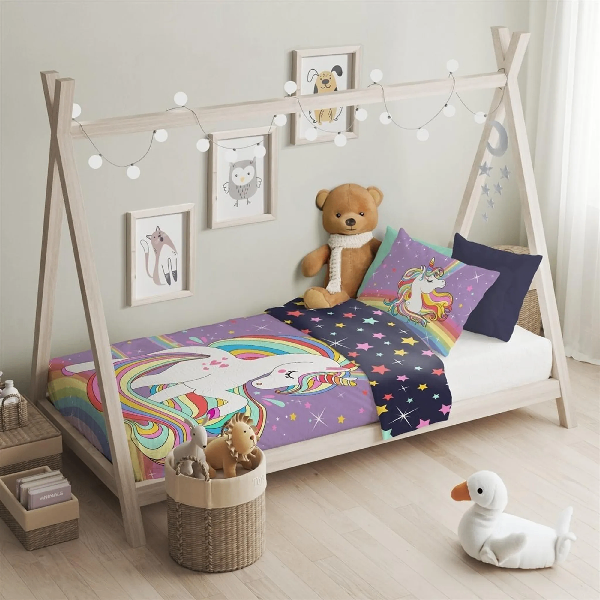 Kinderzimmer mit Tipi‑Holzbett, lila Unicorn‑Bettwäsche, Lichterkette, Kuscheltieren und Wandbildern. Helle, gemütliche Atmosphäre.