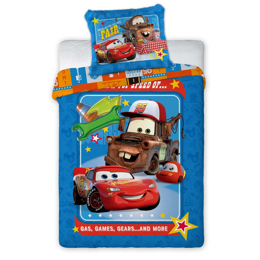 Bettwäsche mit Lightning McQueen, Hook und weiterem Auto, blauer Hintergrund, Sterne und Rennmotive. Kissen mit Jahrmarkt‑Design.