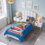 Kinderzimmer mit blauem Cars‑Bettset, Lightning McQueen und Hook, hellen Möbeln, Wandbildern und Spielzeugautos. Freundliche Themenoptik.
