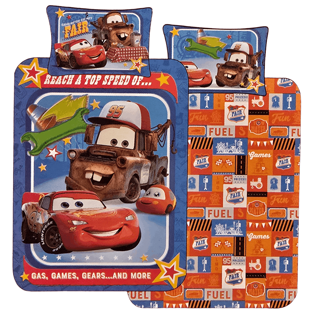 Vorder‑ und Rückseite eines Cars‑Bettwäsche‑Sets mit Lightning McQueen, Hook, Sternen und Rennsymbolen. Kissen mit Fair‑Motiv.