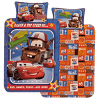 Vorder‑ und Rückseite eines Cars‑Bettwäsche‑Sets mit Lightning McQueen, Hook, Sternen und Rennsymbolen. Kissen mit Fair‑Motiv.