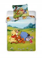 Frontansicht eines Pooh‑Bettwäsche‑Sets mit Pooh, Tigger, Ferkel und I-Aah auf Wiese, farbenfroher Hintergrund und passendem Kissen.