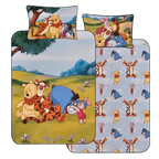 Vorder‑ und Rückseite eines Pooh‑Bettwäsche‑Sets mit Pooh, Tigger, Ferkel und I-Aah auf Wiese sowie Rückseite mit hellem Allover‑Muster.